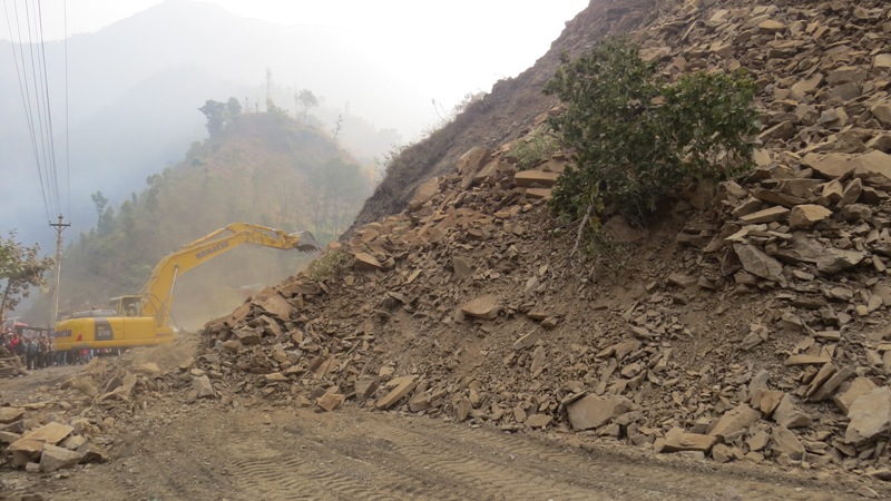 चैनपुरका दुई दर्जन घर पहिरोको उच्च जोखिममा, अवलोकन गर्न प्रजिअ ढकाल र मेयर पण्डितकाे टोली घटनास्थलमा