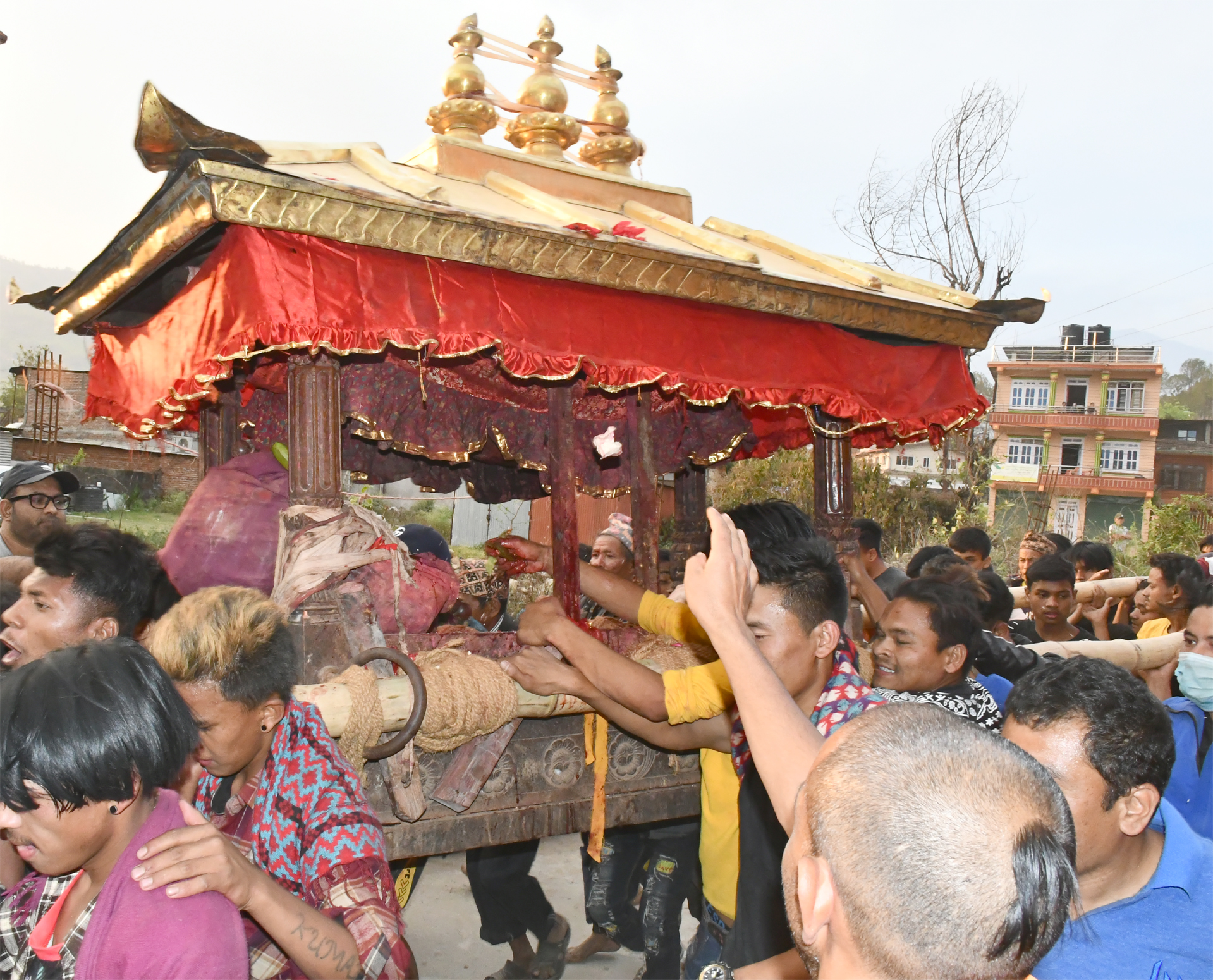 राजादेखि रंकसम्मलाई शक्ति दिएर बचाउने नुवाकोटको लिच्छविकालीन शक्ति पीठ भैरवीको सिन्दुरे जात्रा ÷शनिबार राति देवीले भोग लिंदै
