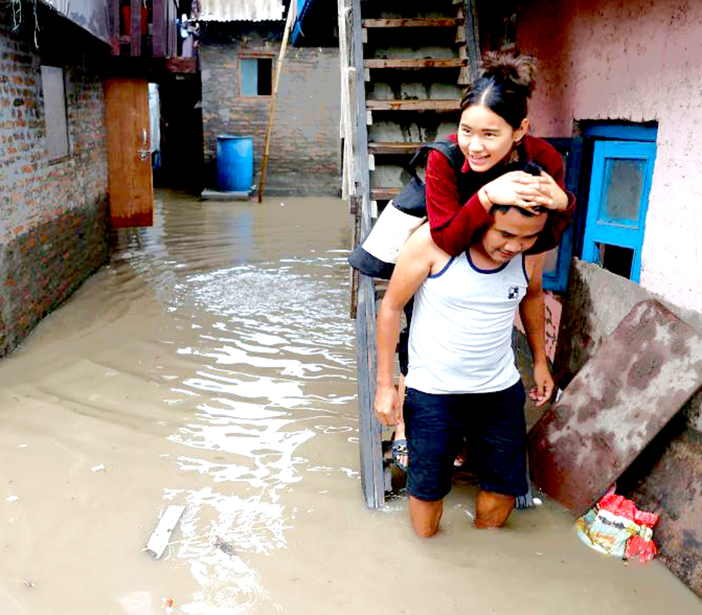 क्रंक्रिट संरचनाले पानी सोस्न नपाउँदा डुवानमा काठमाडौं उपत्यका, ४ को उद्धार