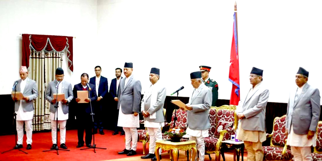मन्त्रीमण्डल पुर्नगठनमा तीन नवनियुक्त मन्त्रीले लिए शपथ