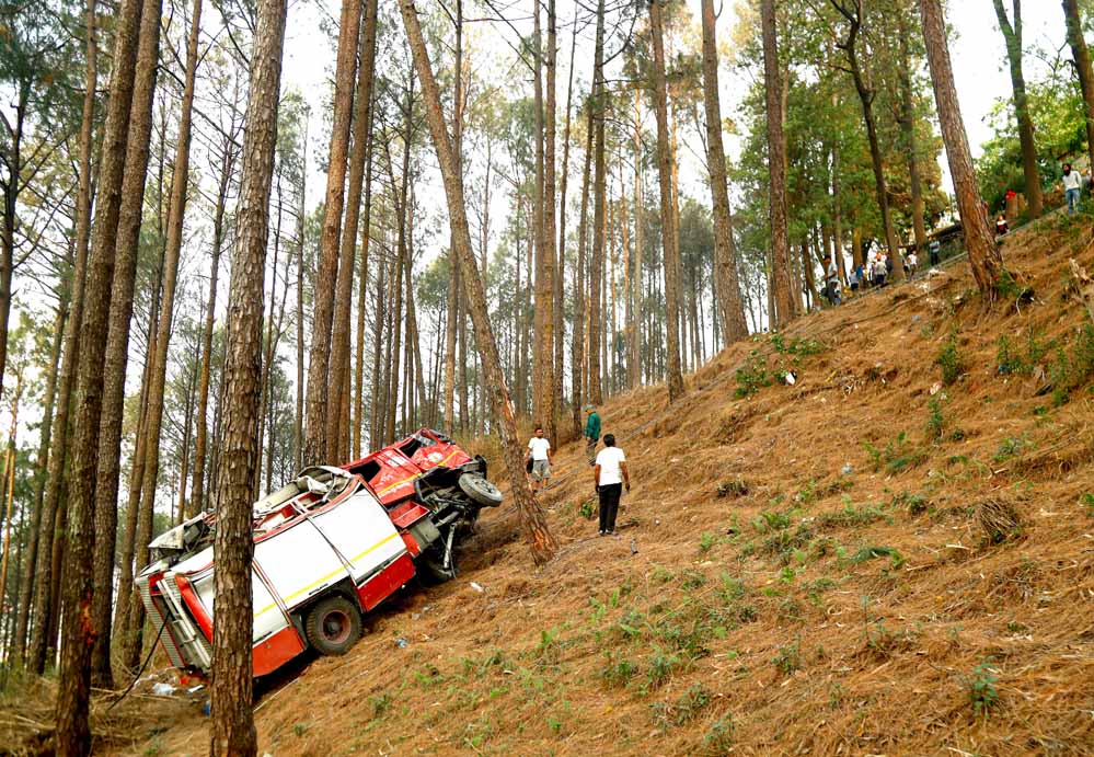 काठमाडौंको चोभारमा आगो निभाउँदा दमकल दुर्घटना ६ घाइते