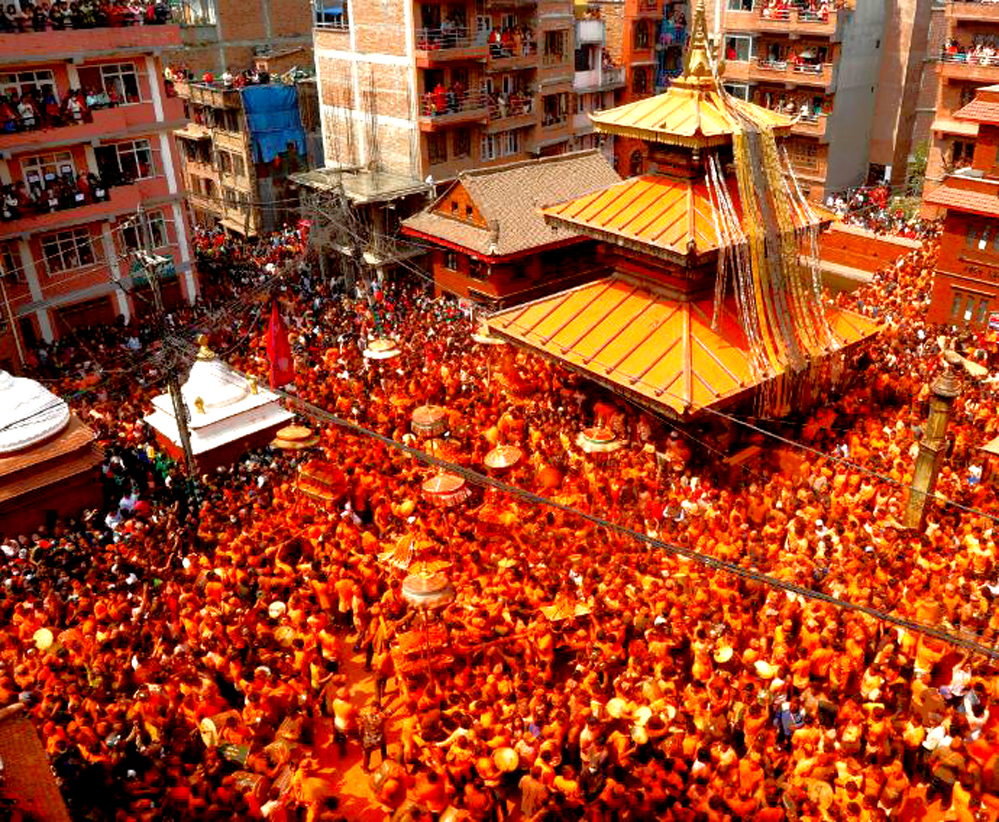 सिन्दुरै सिन्दुरले रंगियो भक्तपुरको मध्यपुर थिमि