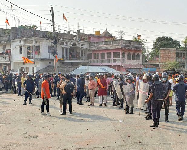 मोरङको विराटनगरस्थित रानी क्षेत्र तनावग्रस्त, प्रहरीले हवाई फायर र अश्रुग्यास प्रहार
