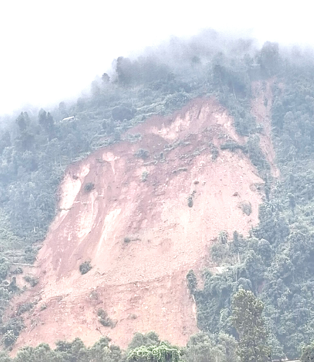 नुवाकोटको भलाद्मी डाँडामा सुख्खा पहिरो ७ घर जोखिममा